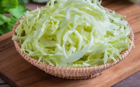 Posiekana kapusta biała w koszyku. Niska zawartość kcal sprawia, że jest idealna do sałatek i surówek.