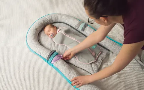 Kokon niemowlęcy zapewnia bezpieczny sen, minimalizując ryzyko śmierci łóżeczkowej. Dziecko śpi spokojnie, otulone w otulacz.