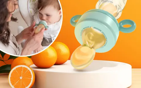Mama karmi dziecko smoczkiem do owoców, który wygląda jak mały dzbanuszek z pomarańczowym płynem. Obok pomarańcze.
