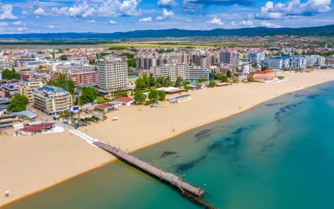 Słoneczny Brzeg, Bułgaria: rozległa plaża, turkusowe morze i hotelowe zabudowania tworzą wakacyjny krajobraz.