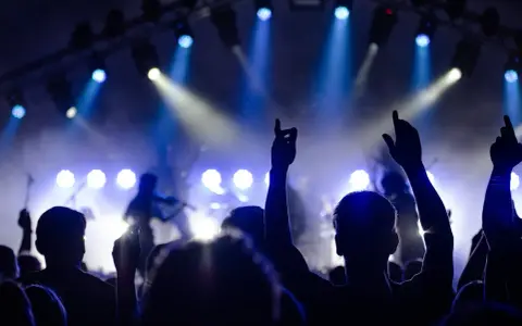 Tłum na koncercie, ręce w górze, światła sceniczne. Tak wyglądają juwenalia – studenckie święto radości i muzyki.