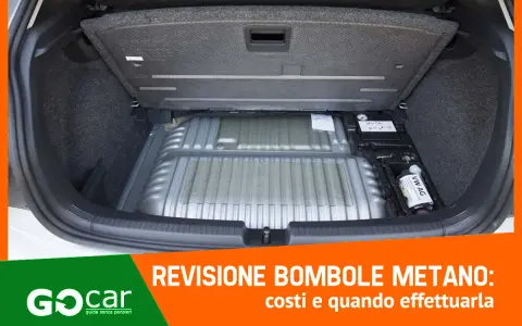 Bagagliaio auto con bombole metano. Scopri la revisione bombole metano ogni quanto va fatta.