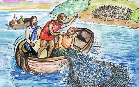 Johannes 21: Fischer mit Jesus im Boot ziehen ein riesiges Netz voller Fische aus dem Wasser. Am Ufer wartet eine Menschenmenge.