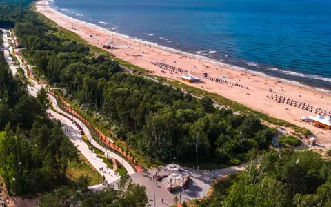 Idealne miejsce, gdzie pociągiem nad morze dotrzesz do pięknej plaży i lasu. Spacer ścieżkami wśród zieleni, a potem relaks nad Bałtykiem.