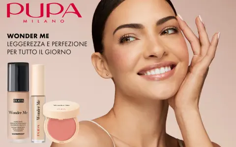 Modella sorridente con prodotti Pupa Wonder Me, un tutorial trucco per un look leggero e perfetto tutto il giorno.