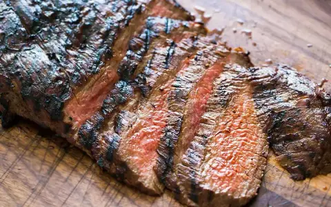 Grillad flankstek, perfekt för ett saftigt flankstek recept. Skivad och redo att serveras.