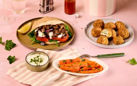 Un sandwich généreux, des croquettes croustillantes et des carottes glacées, une spécialité gastronomique Nouvelle Aquitaine à savourer.