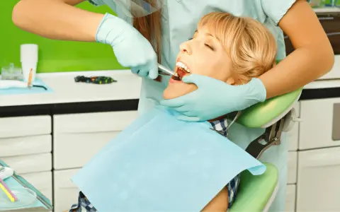 Ekstrakcja zęba krok po kroku: Jak dentysta wyrywa zęba bez bólu?