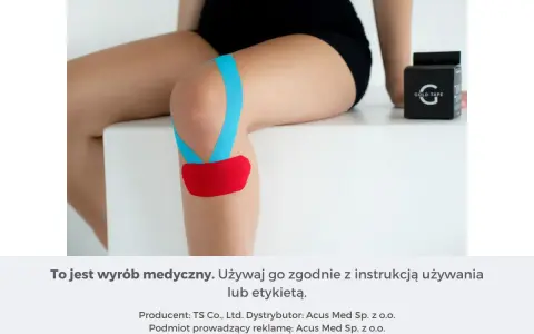 Kolorowe taśmy do kinesiotapingu na kolanie, wspierające rehabilitację. Obok pudełko z taśmą.
