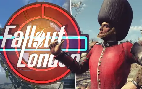 Un soldado con uniforme de guardia real británico, con un sombrero alto y un traje rojo, posa frente al logo de Fallout London.