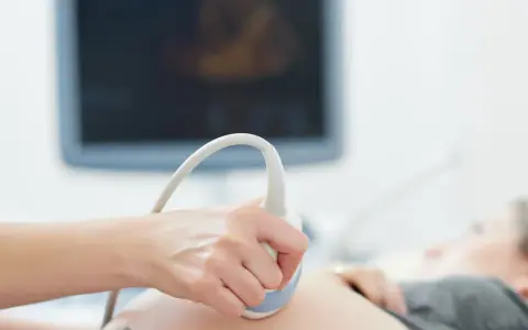Zbliża się 38 tydzień ciąży. Lekarz wykonuje USG, by sprawdzić, jak rozwija się dziecko.