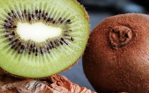 Kiedy jest sezon na kiwi? Sprawdź, by nie przegapić świeżych owoców