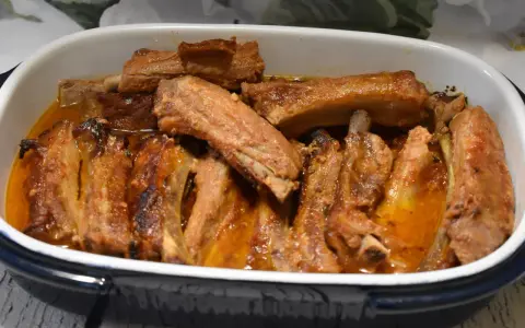 Pieczone żeberka w sosie w naczyniu żaroodpornym.