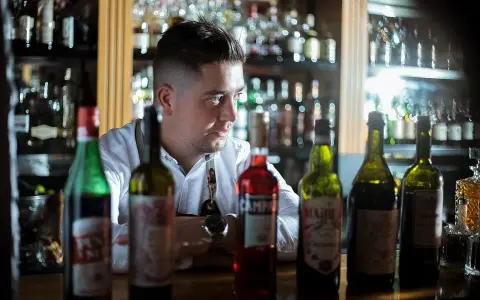 Ile zarabia barman w klubie? Zaskakujące fakty o wynagrodzeniach