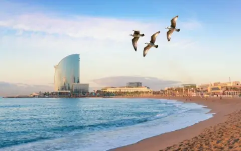 Ile trwa lot Barcelona Warszawa? Całkowity czas podróży i czynniki