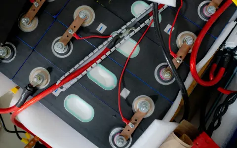Ile waży bateria do samochodu elektrycznego? Zaskakujące różnice!