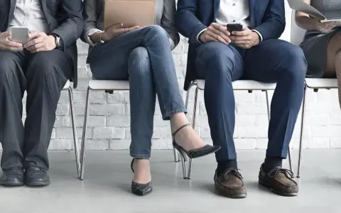 Giovani in attesa per un colloquio di lavoro, un momento cruciale per decidere che lavoro fare a 20 anni.