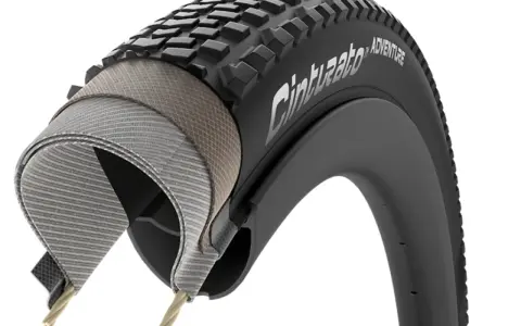Przekrój opony rowerowej Pirelli Cinturato Adventure. Opona 700x40c jaki to rozmiar? Wytrzymała konstrukcja z wielowarstwowym karkasem.