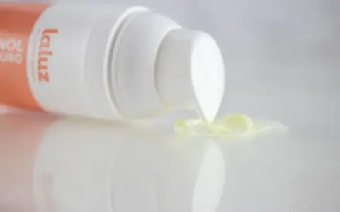 Crema de retinol puro de La Luz, ideal para aprender como aplicar retinol y mejorar tu piel.