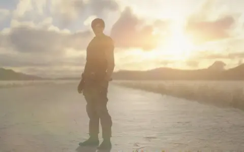 Leon S. Kennedy, protagonista de Resident Evil 2 Remake, se alza en un camino desolado al amanecer, listo para enfrentar lo que venga.