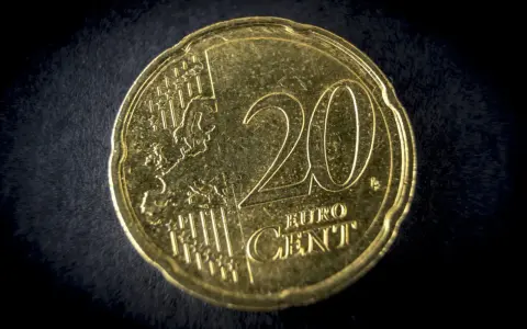 Une pièce de 20 centimes d'euros, avec le chiffre 20 bien visible et une carte de l'Europe.