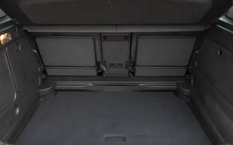 Pusta przestrzeń bagażnika Opla Merivy, gotowa na podróż. Sprawdź, jak duży opel meriva pojemność bagażnika oferuje.