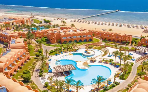 Widok na Novotel Marsa Alam z basenami i plażą. Pozytywne opinie o tym hotelu często podkreślają jego urokliwe położenie.