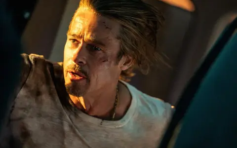 Brad Pitt som Ladybug, en olycksdrabbad lönnmördare, i filmen Bullet Train. Han ser ut att vara i fara.