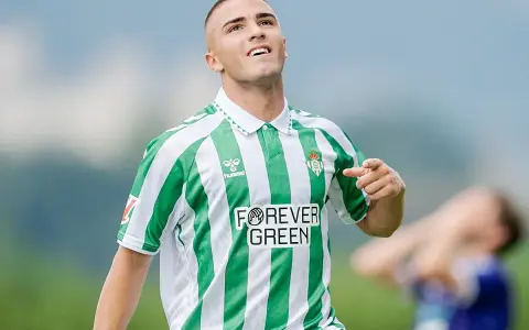 Pablo García, jugador del Betis, celebra un gol con su característica camiseta verdiblanca.
