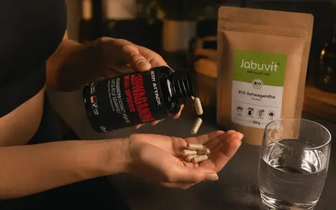 Frau nimmt Ashwagandha Kapseln ein. Die richtige Ashwagandha Dosierung für Stressabbau.