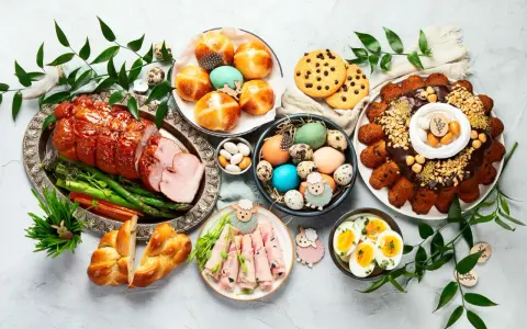 Nowoczesne potrawy wielkanocne: pieczony schab, babki, jajka, pasztet, sałatka i ciasto.