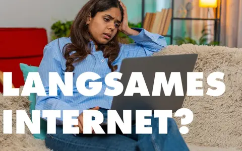 Verzweifelte Frau fragt sich: "Warum ist mein Internet so langsam?" Sie sitzt frustriert vor ihrem Laptop.