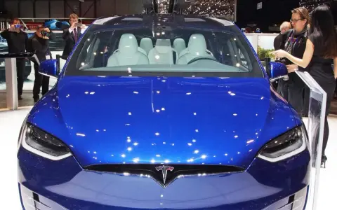 Tesla Model X: Leistungsstark, innovativ und teuer – lohnt sich der Kauf?