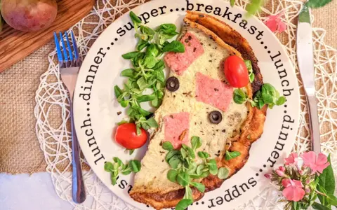 Jajecznica z szynką, oliwkami i pomidorkami na talerzu z napisem "breakfast...lunch...dinner...supper". Idealne co na śniadanie!