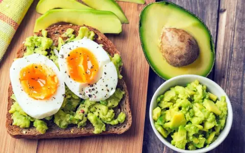 Toast integrale con avocado schiacciato e uovo sodo, un'idea per ricette con avocado veloci e gustose.