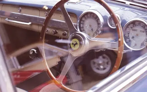 Ile koni ma Ferrari? Zaskakujące osiągi różnych modeli Ferrari