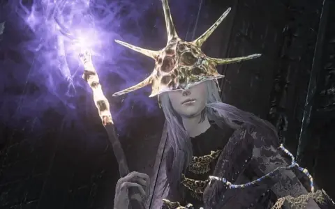 Aldrich el devoradioses, con su corona de espinas y báculo de poder, invoca magia púrpura.