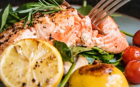 En saftig laxfilé med citron, tomater och rosmarin. Ett perfekt lax recept för en härlig middag.