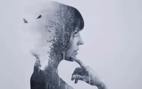 Silueta de mujer pensativa en **doble exposición**, con un bosque y dos cuervos volando.