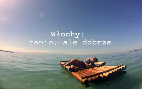 Osoba odpoczywa na tratwie na wodzie. Tekst głosi "Włochy: tanio, ale dobrze". Nawet z ograniczoną walutą we Włoszech można znaleźć tanie i dobre opcje.