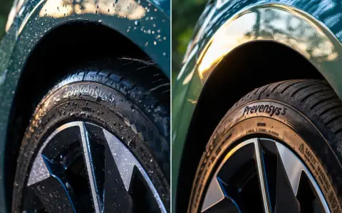 Comparaison de deux pneus Norauto Prevensys 5, l'un mouillé, l'autre sec.