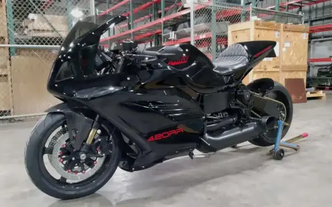 Moto nera lucida, la 420RR, con logo rosso sul serbatoio. Potrebbe essere la moto più veloce al mondo, pronta a sfrecciare.