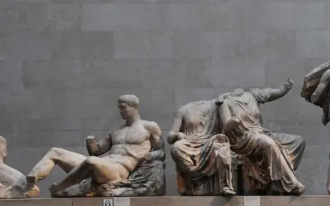 Statues grecques antiques, dont un homme musclé assis et des figures féminines drapées, témoignant de l'art hellénistique.