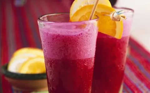 Erfrischender smoothie mit rote Bete, garniert mit Orangenscheiben.