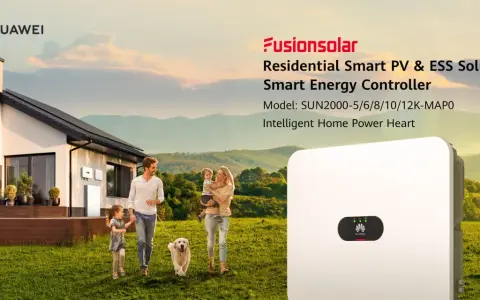 En familj njuter av sin trädgård med en Huawei växelriktare 10kw som ger smart energi till hemmet.