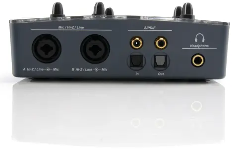 Tył interfejsu audio emu 0404 z wejściami mikrofonowymi, liniowymi, S/PDIF i wyjściem słuchawkowym.