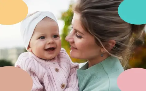 Madre sonriente abraza a su bebé de 10 meses, con sus ventanas de sueño llenas de alegría.