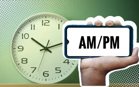 Eine Uhr und ein Smartphone mit "AM/PM" darauf. Das Bild erklärt die englischen Uhrzeiten am und pm.