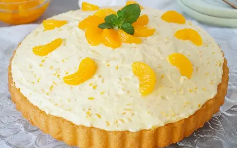 Eine Tarte mit cremiger Füllung und Mandarinenstücken. Man kann Paradiescreme backen, diese Tarte ist ein Beweis dafür!
