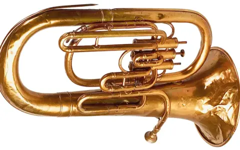 Ein goldenes Tenorhorn, ein beliebtes Blasinstrument. Namen von Blasinstrumenten wie dieses sind faszinierend.